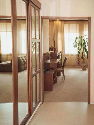 Мини-отель Hotel Diana Днепр Двухместный номер Делюкс с 1 кроватью и дополнительной кроватью-11